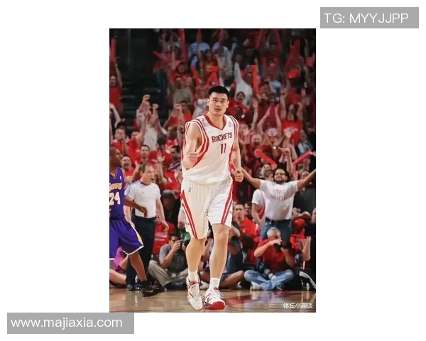 姚明脚踝受伤后重返赛场展现顽强拼搏精神引发球迷热议