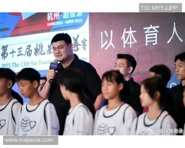 姚明走进街头与市民互动展现亲民形象引发热烈反响 姚明走进街头与市民互动展现亲民形象引发热烈反响